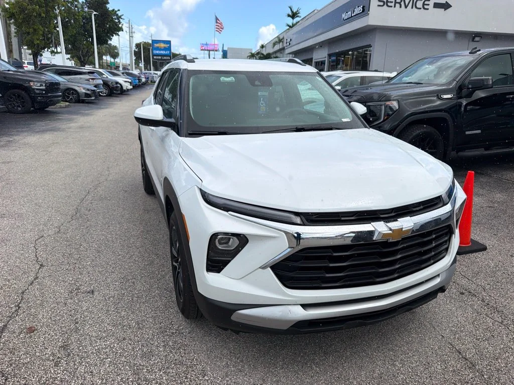Used 2025 Summit White Chevrolet LT image 1