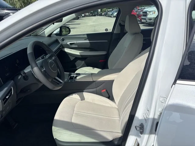 Used 2025 White Hyundai SEL image 9