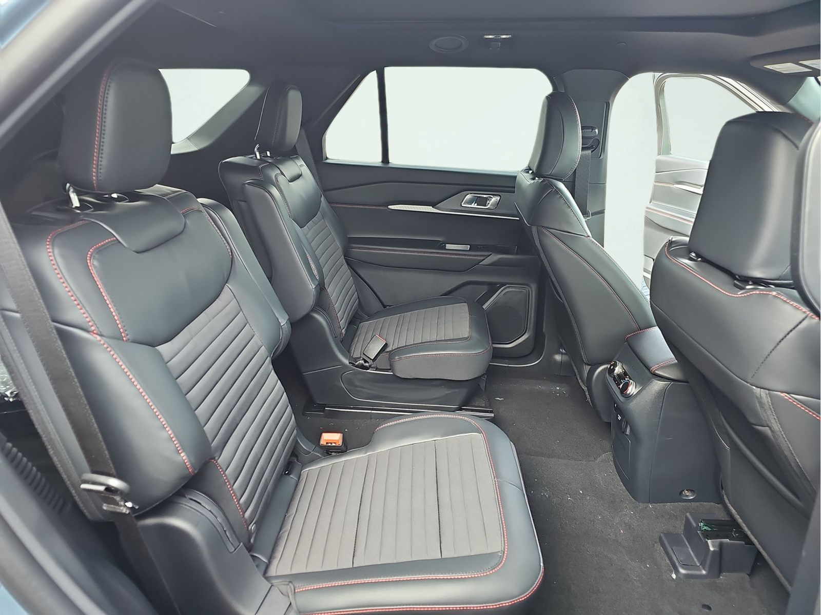 2026 Ford Explorer ST-Line - Photo 17