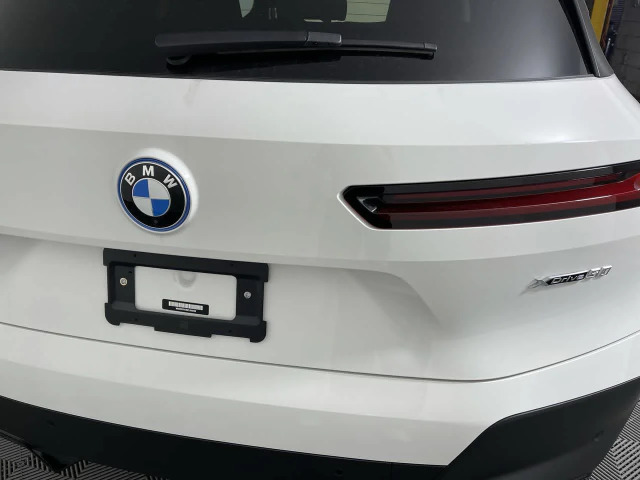 New 2022 Alpine White BMW xDrive50 image 28