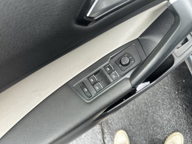 Used 2018  Volkswagen  image 24