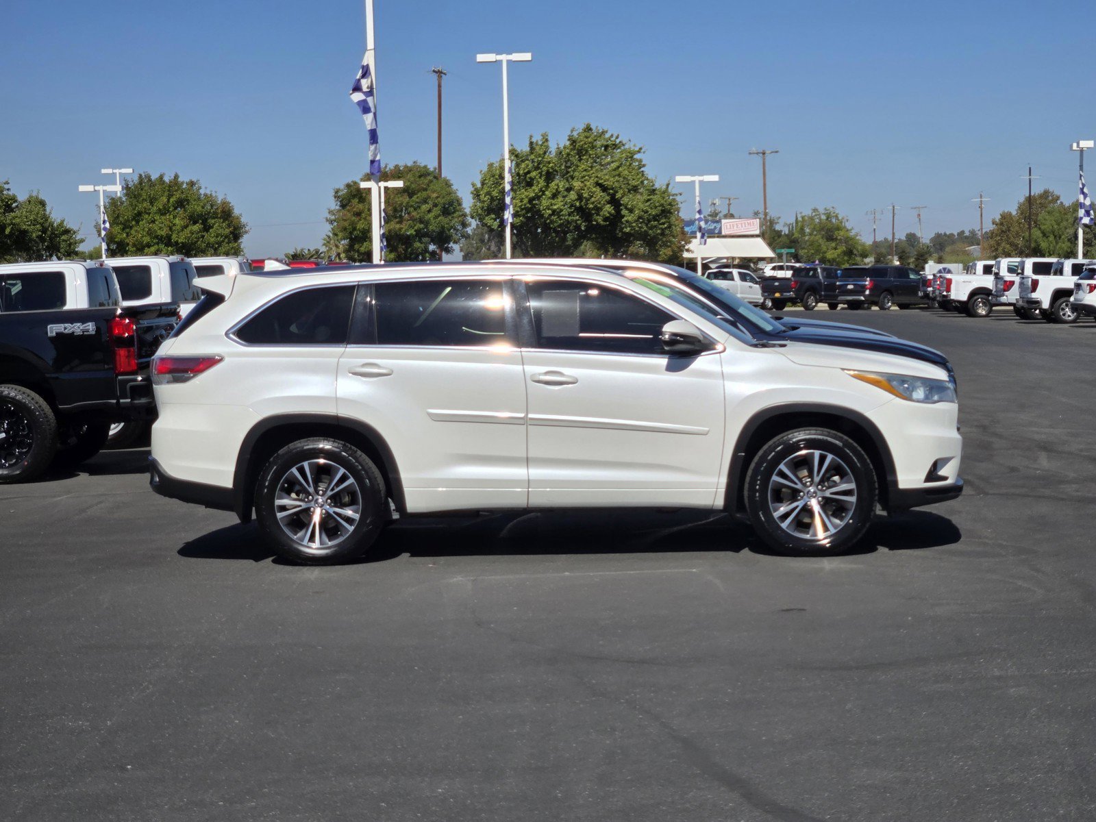 Used 2016 White Toyota XLE image 3
