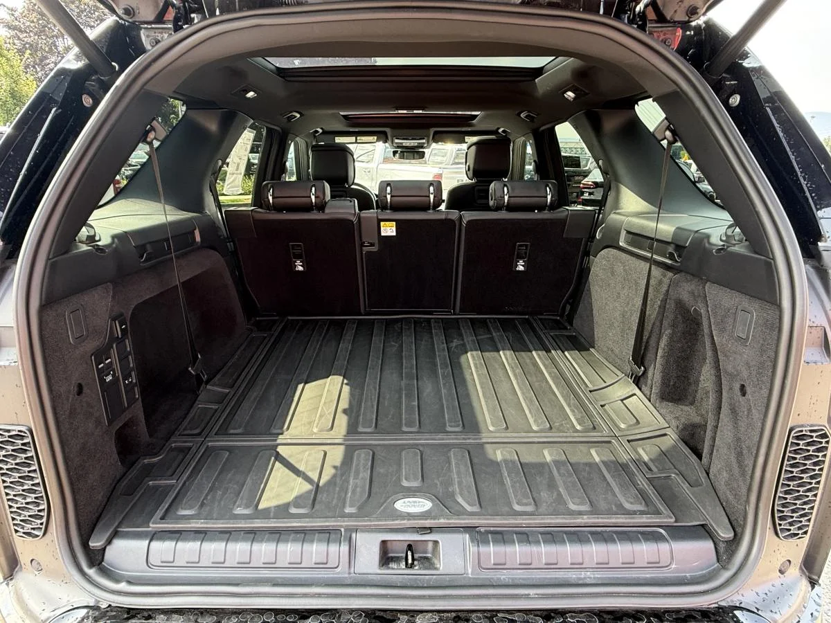 Used 2024 Black Land Rover Dynamic Se image 7