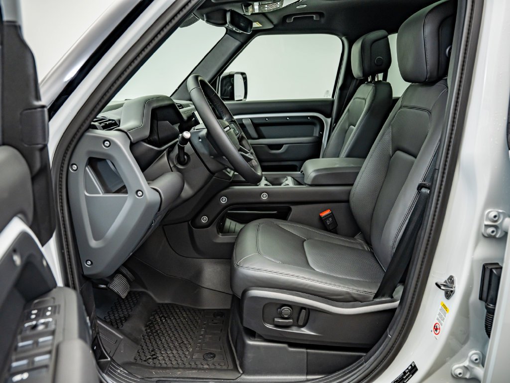 New 2026 Fuji White Land Rover X-Dynamic SE image 32