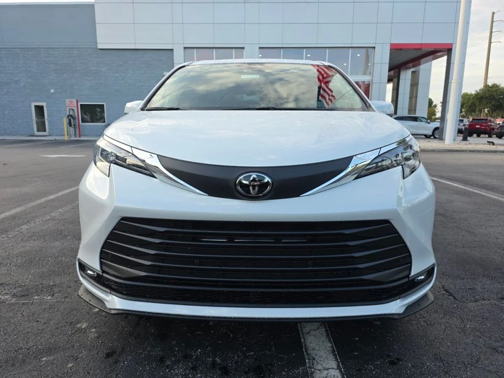 New 2026 Wind Chill Pearl <sup>1</sup> Toyota  XLE image 2