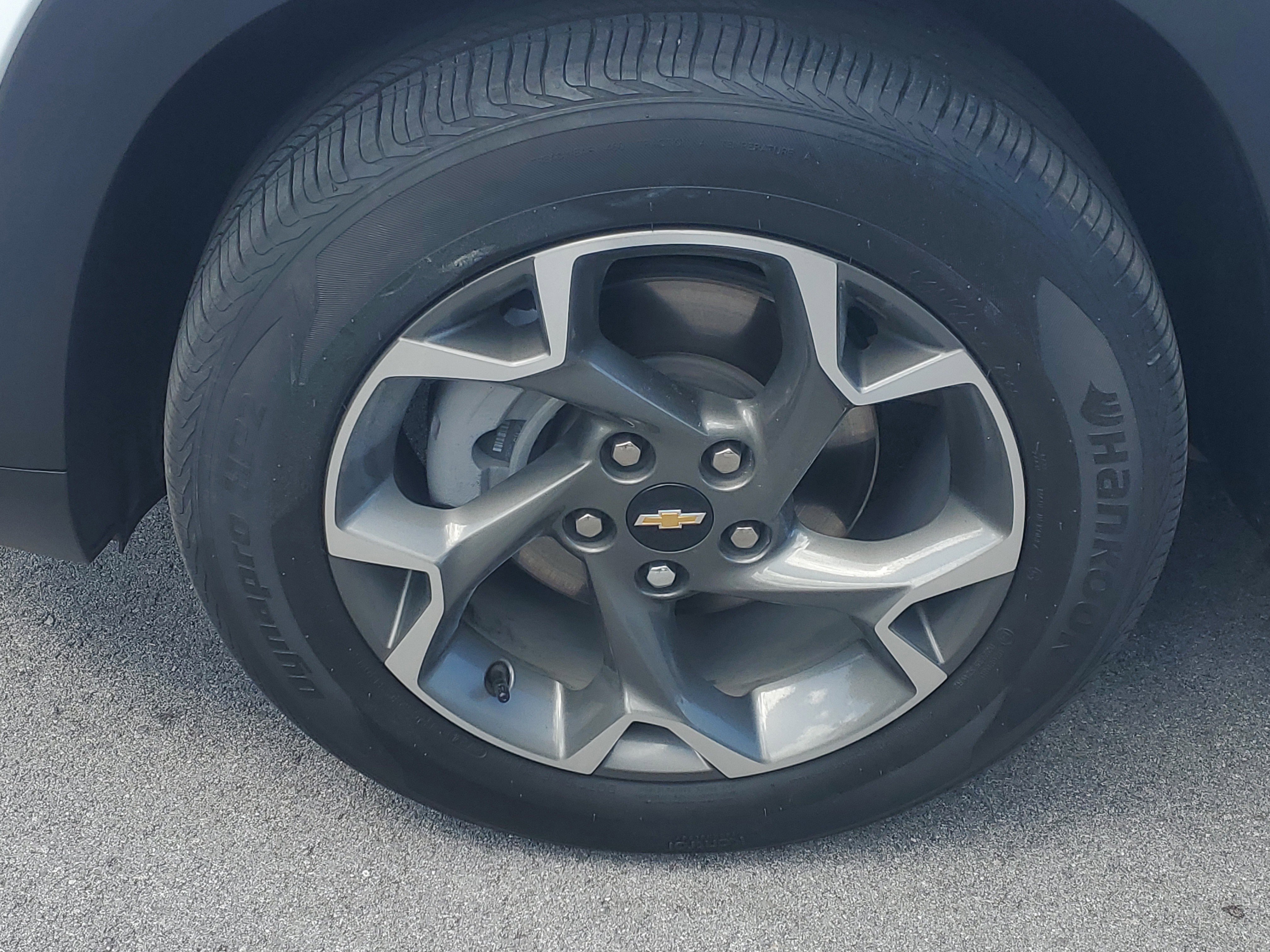 Used 2025 Summit White Chevrolet LT image 4