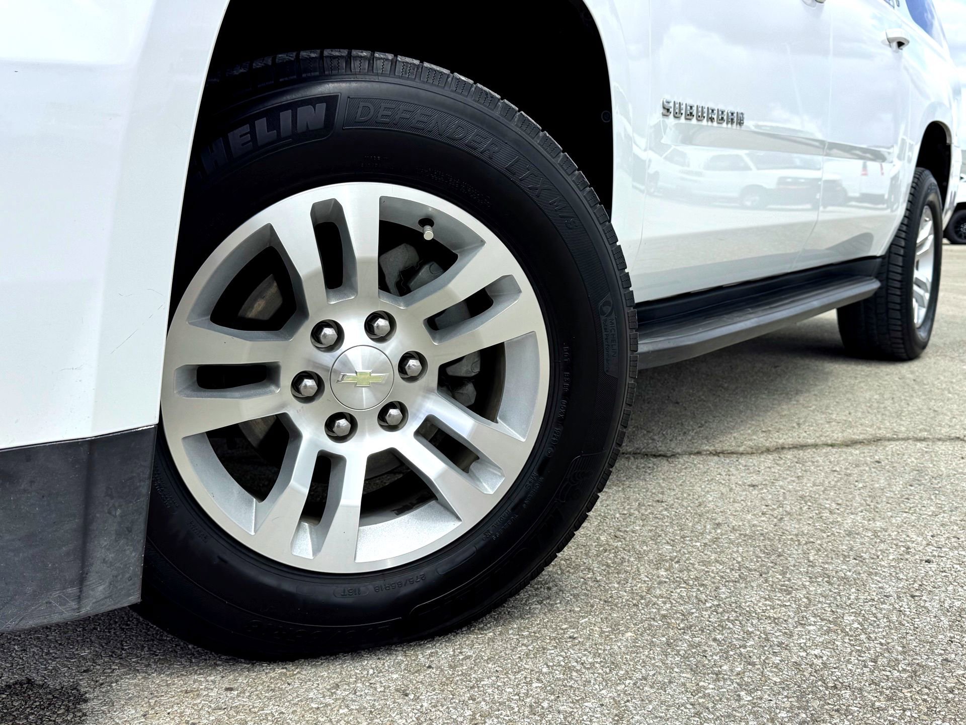 Used 2018 Chevrolet Suburban LT with VIN 1GNSCHKC3JR389078 for sale in Hutto, TX