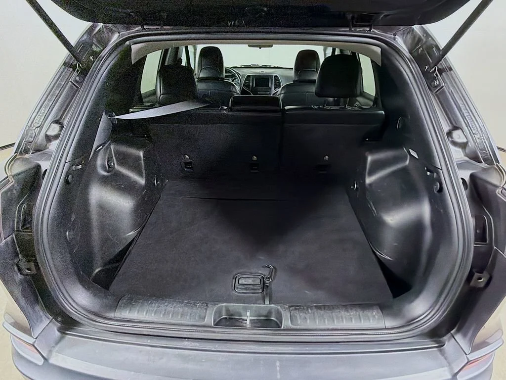 Used 2019  Jeep Latitude Plus image 22