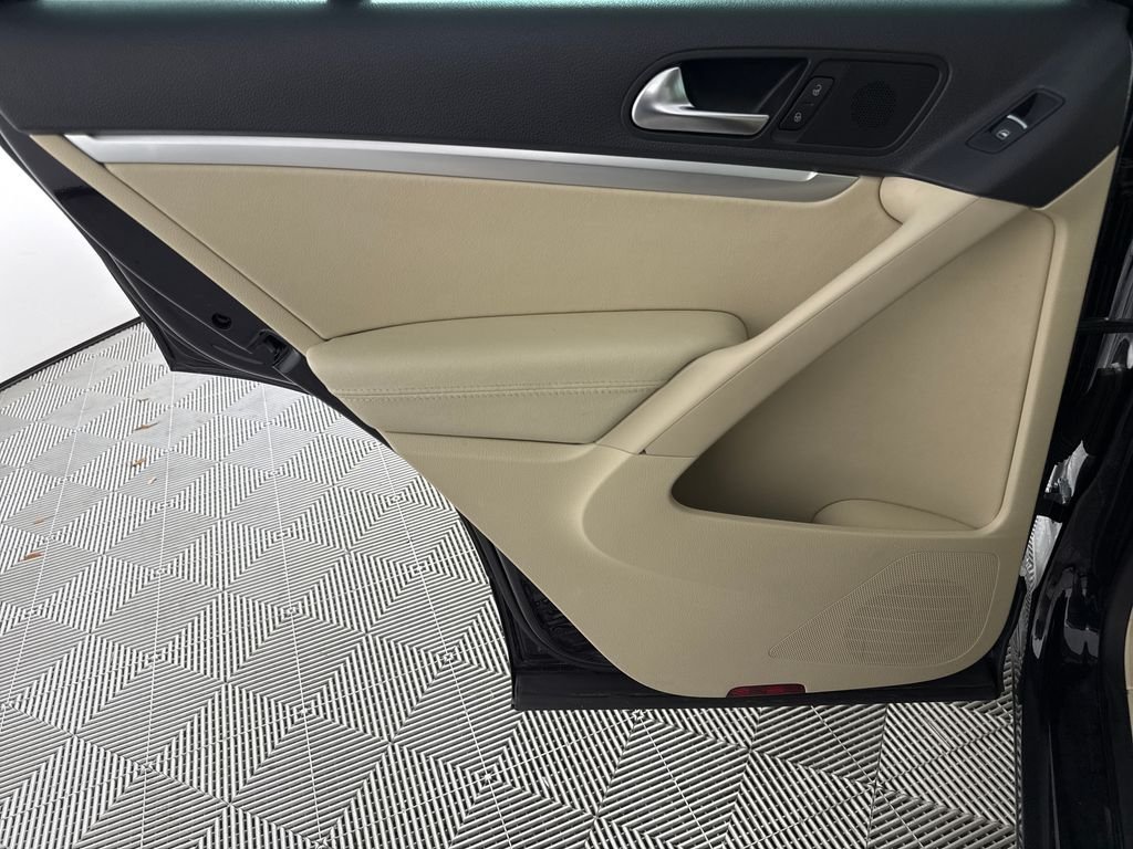 Used 2012  Volkswagen S image 11