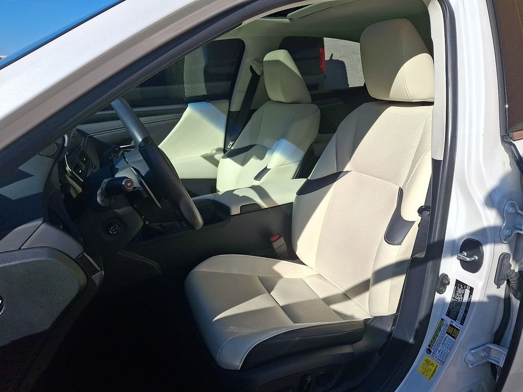 Used 2022 White Pearl Lexus 300h image 13