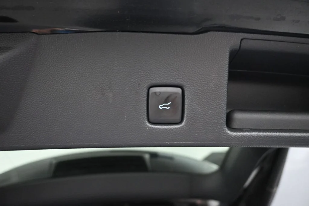 Used 2022 Black Ford SE image 12