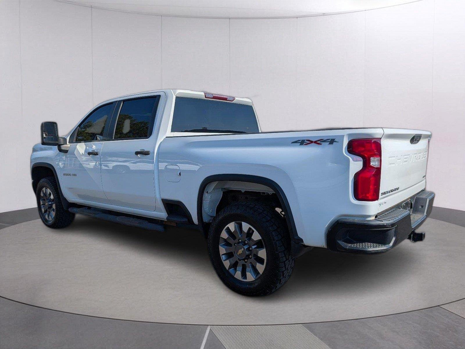 Used 2021 SUMMIT WHITE Chevrolet Custom image 5