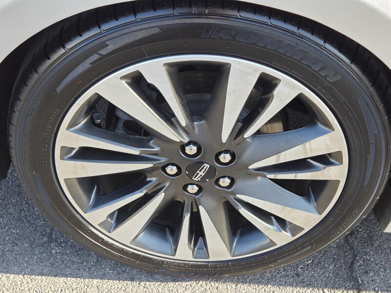 Used 2019 Silver Lincoln Reserve image 11