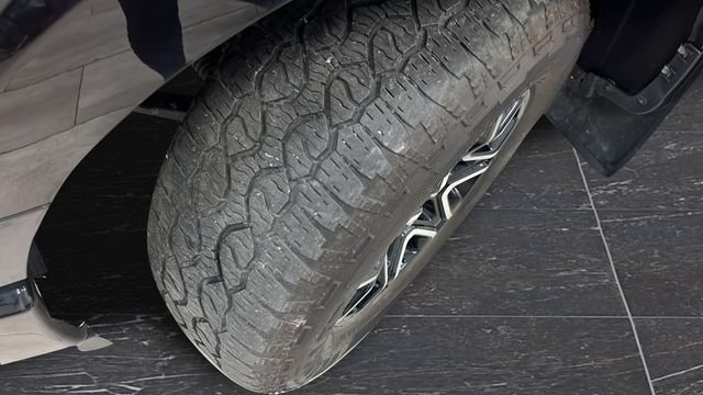 Used 2023 Agate Black Metallic Ford XLT image 39