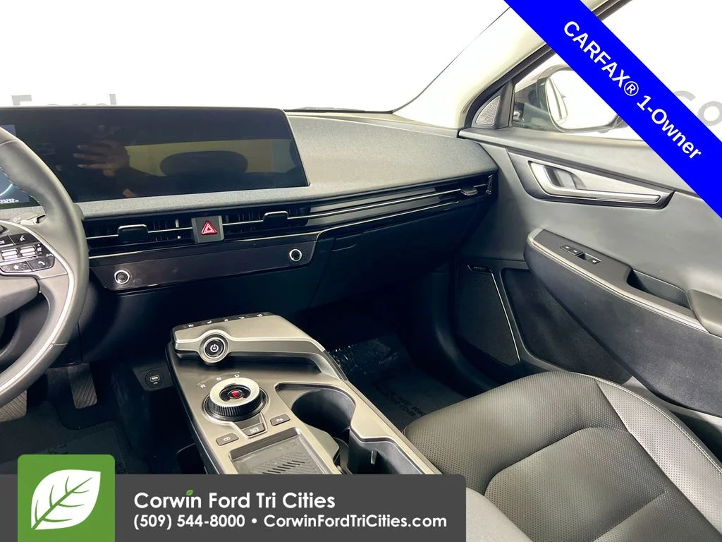 Used 2024 Gray Kia Wind image 28