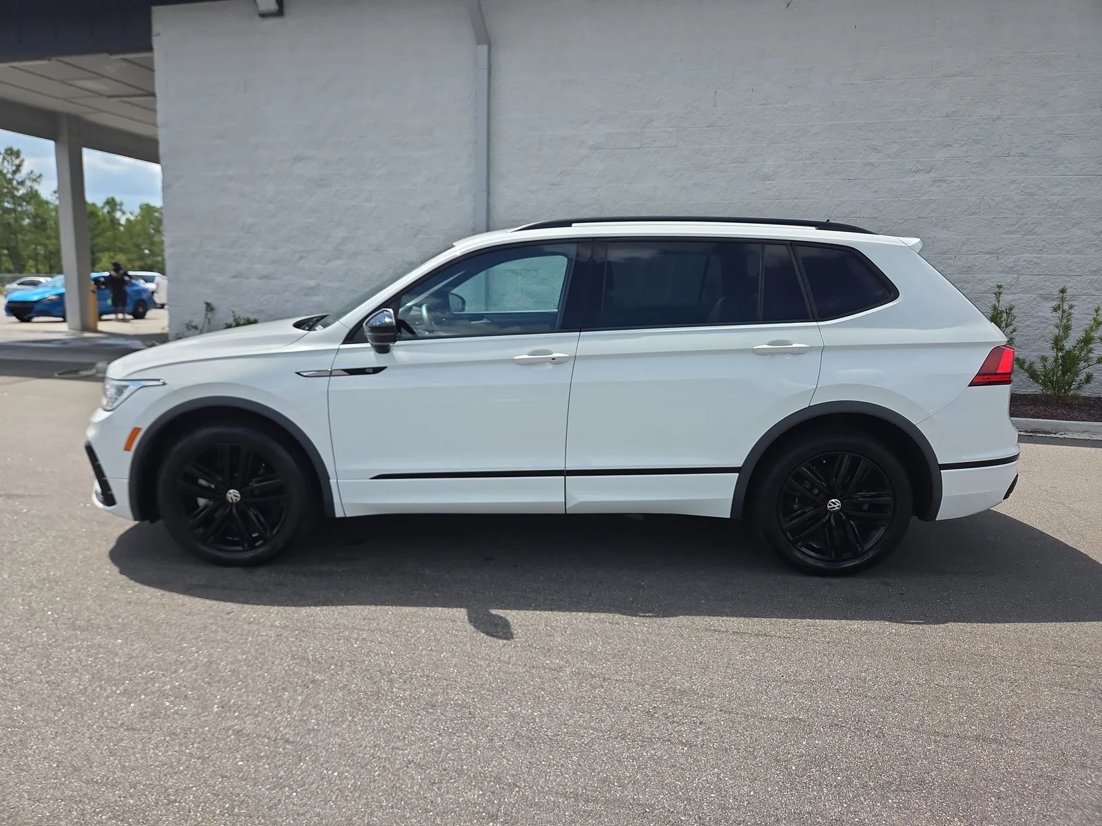 Used 2022 Pure White Volkswagen 2.0T SE R-Line Black image 3