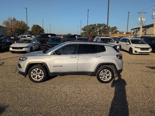 Used 2025 Silver Jeep Latitude image 2