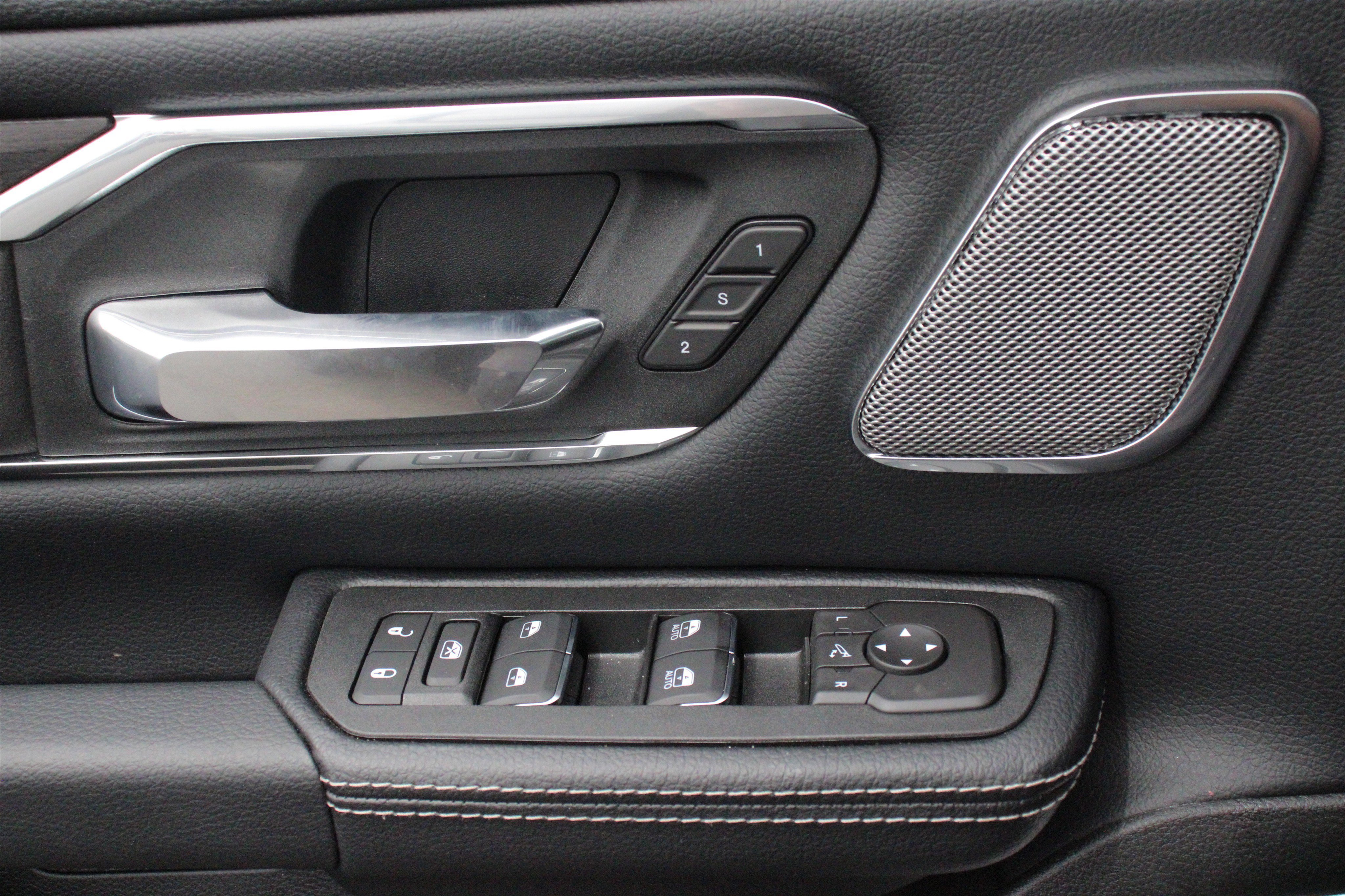 New 2026 Diamond Black Crystal Pearl-Coat Exterior Paint RAM Laramie image 7