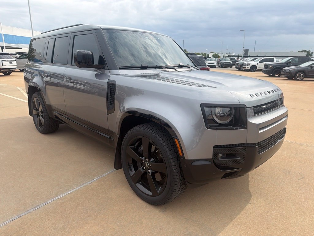 Used 2024 Gray Land Rover X-Dynamic SE image 4