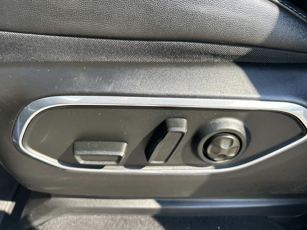 Used 2024 Silver Jeep Base image 31