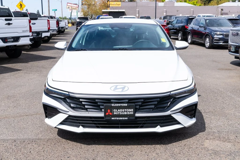 Used 2024 White Hyundai SEL image 2