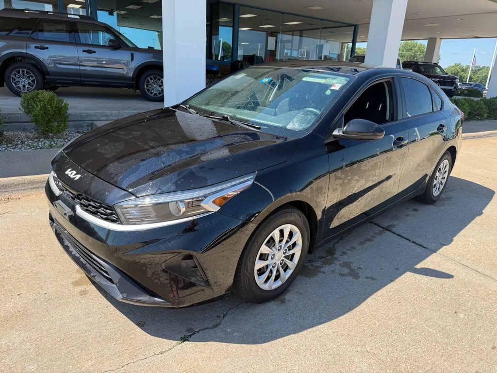 Used 2022 Aurora Black Kia FE image 5