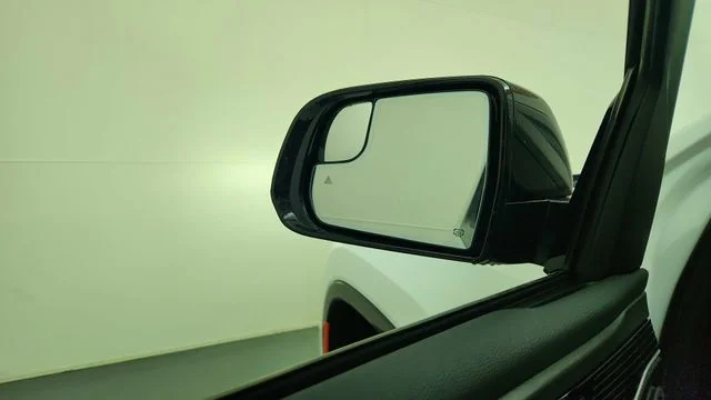 New 2026 Bright White Clear-Coat Exterior Paint Jeep Limited Altitude image 19
