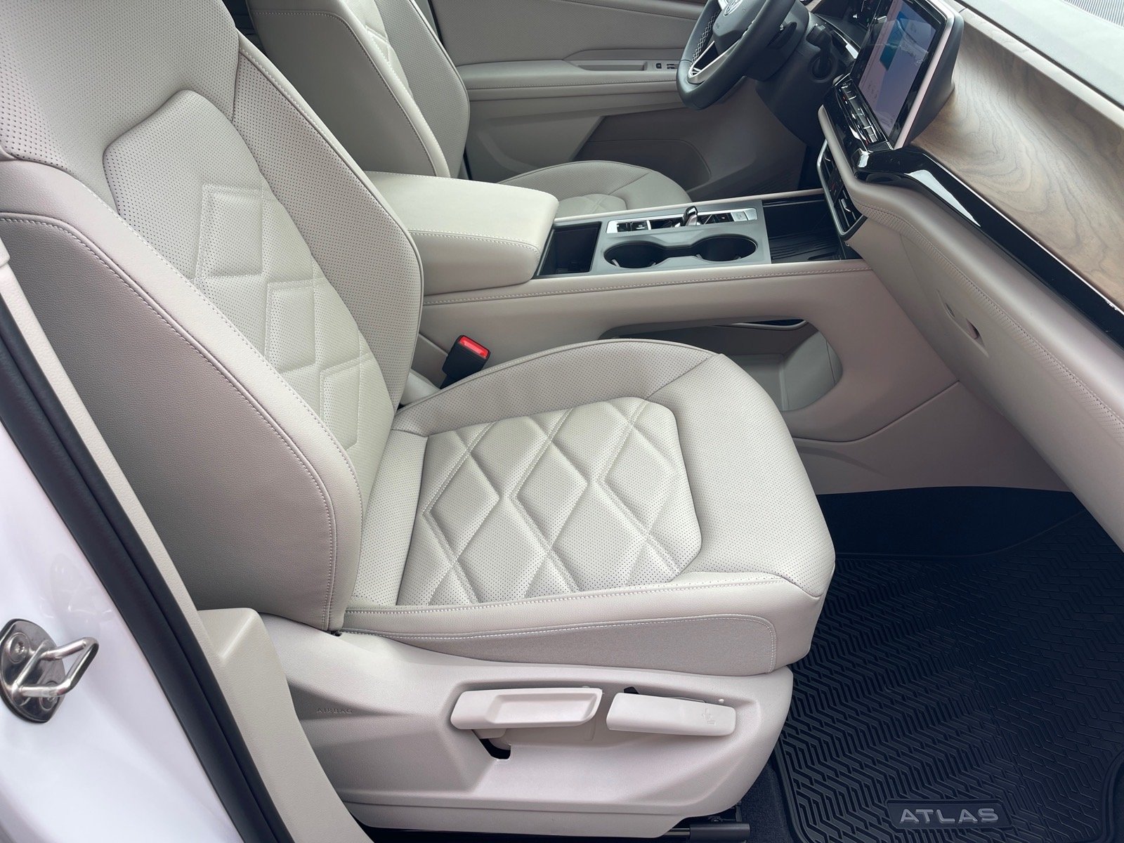 2026 Volkswagen Atlas SE - Photo 18