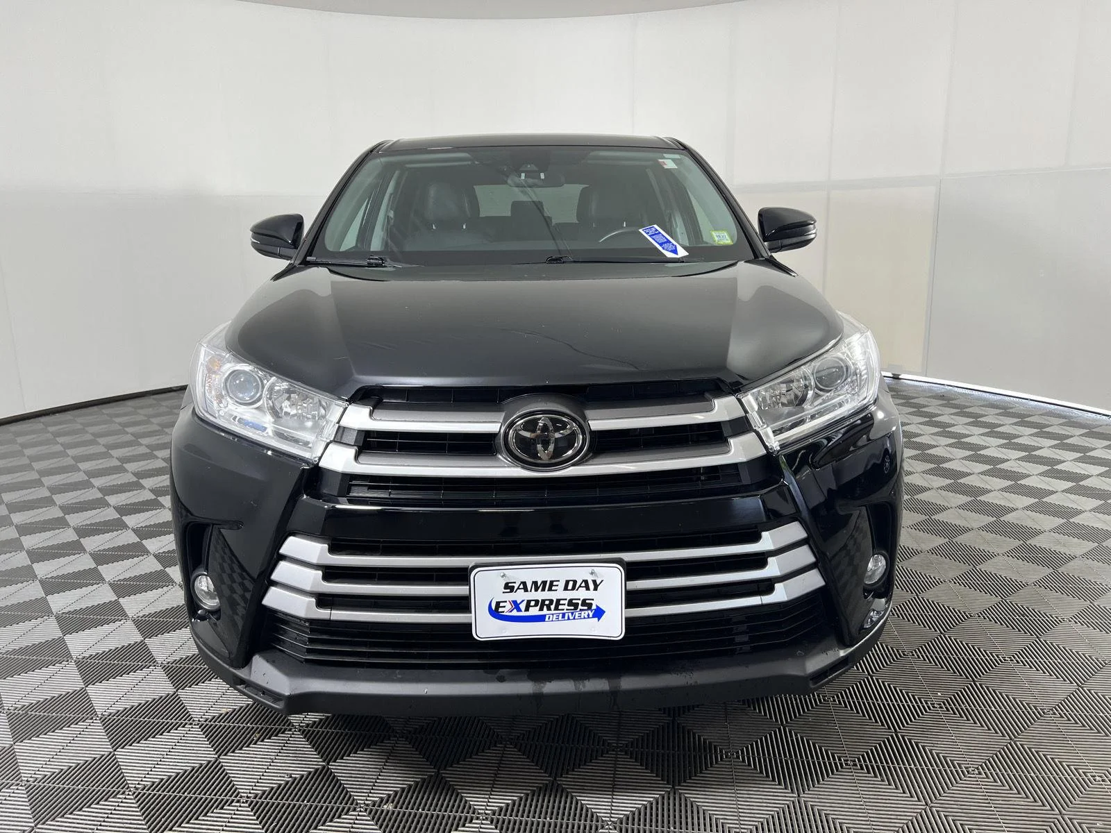 Used 2018 Bk Toyota LE image 31