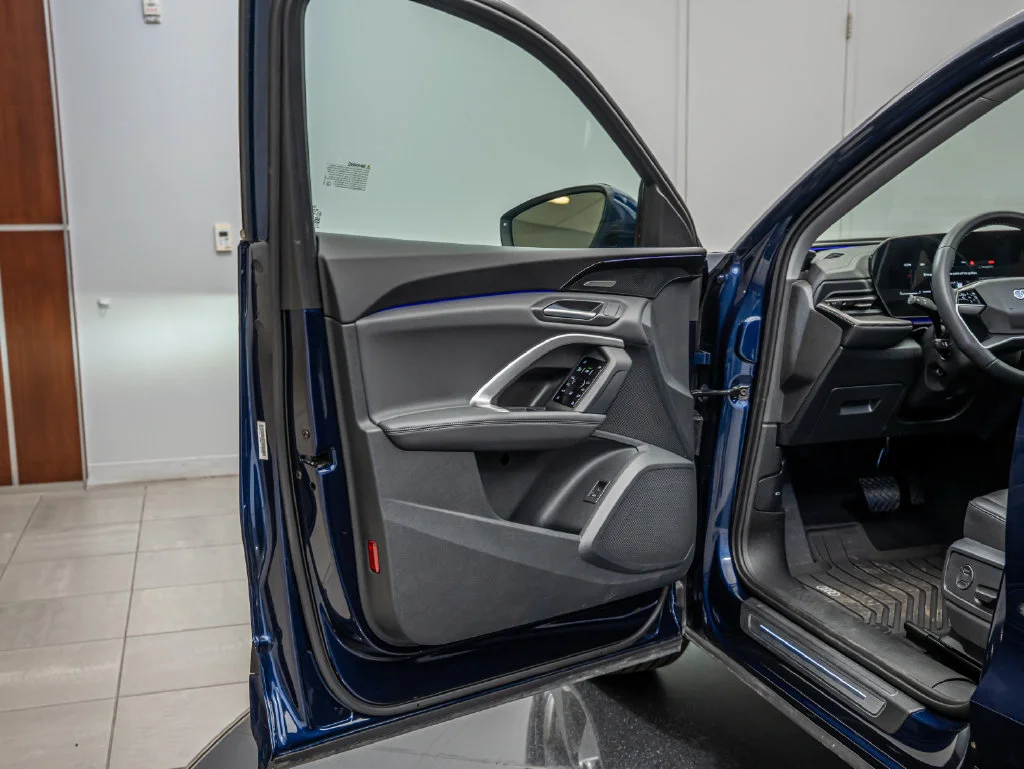 Used 2025 Navarra Blue Metallic Audi 2.0T Premium Plus image 28