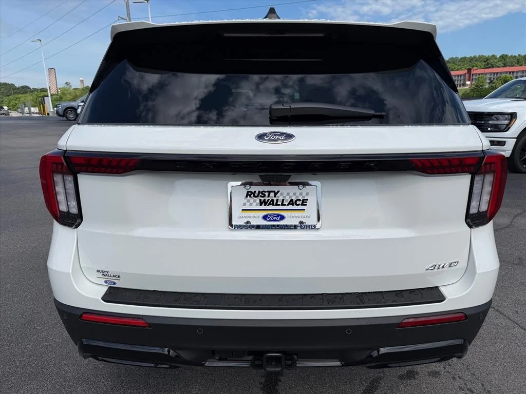 New 2026 Star White Metallic Tri-Coat Ford ST-Line image 5