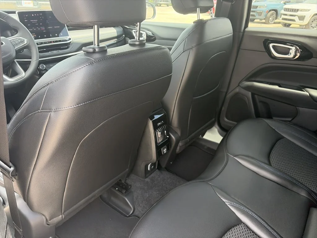 New 2026 Fathom Blue Pearl-Coat Exterior Paint Jeep Latitude image 28