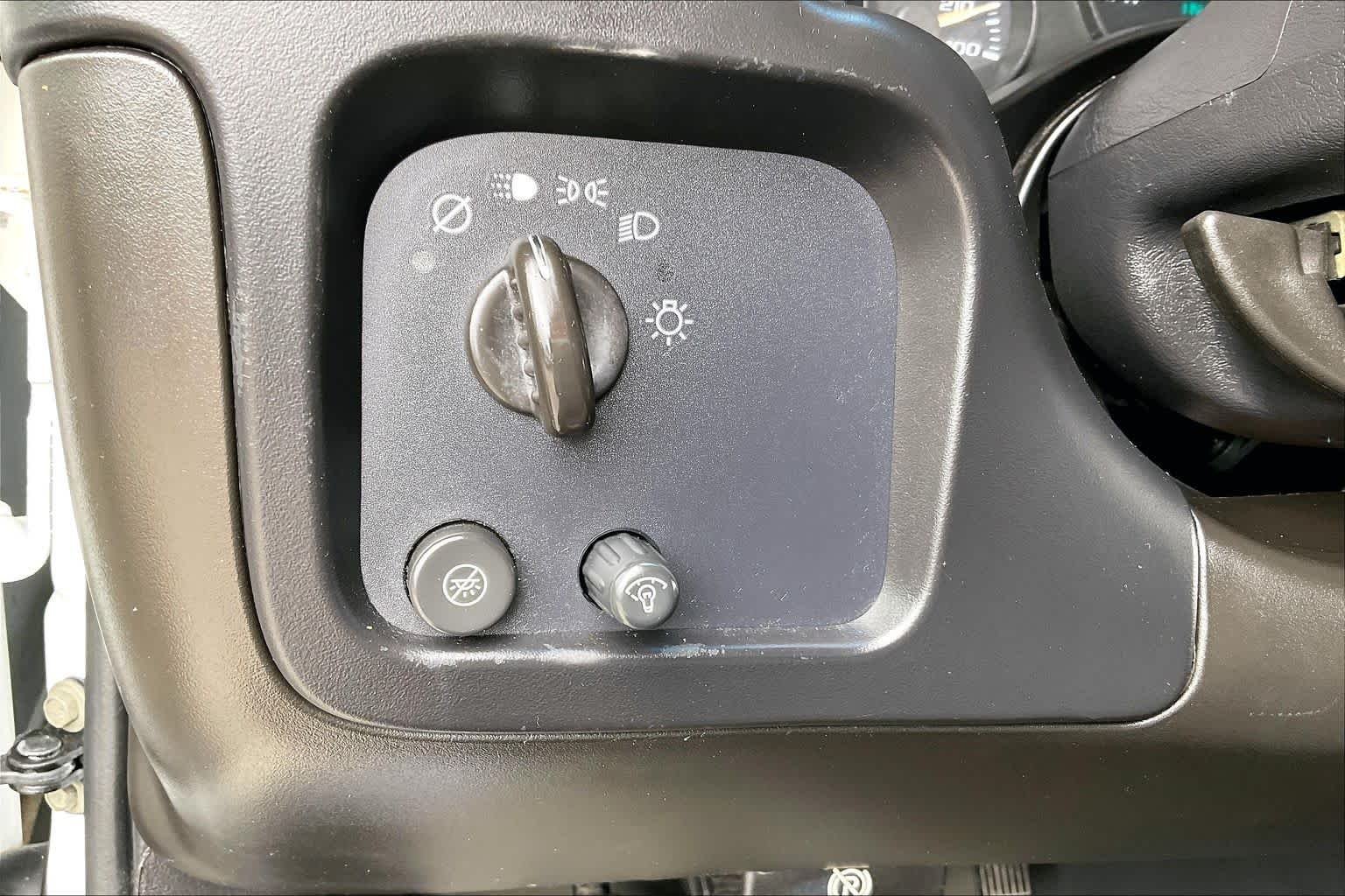 Used 2007 Summit White Chevrolet  image 12
