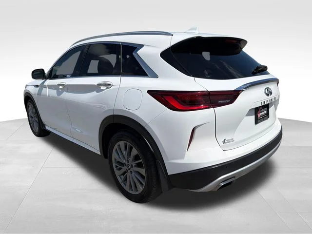 Used 2023 White INFINITI LUXE image 5