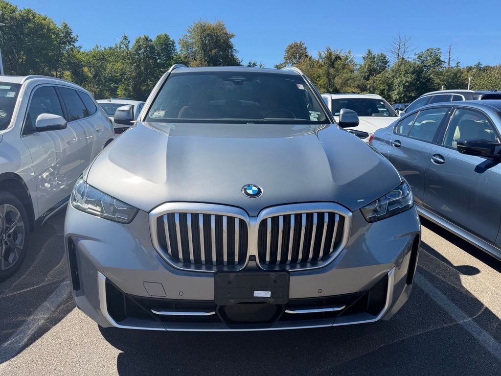 Used 2024 Skyscraper Grey Metallic BMW xDrive40i image 2