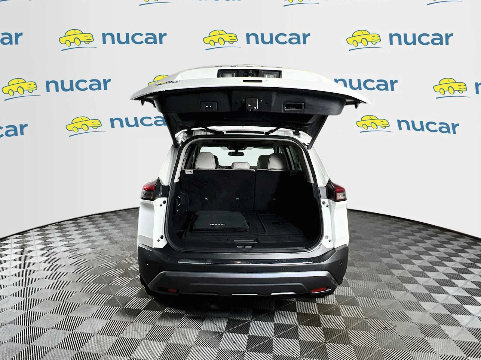 Used 2023 Pearl White Tricoat Nissan SL image 27