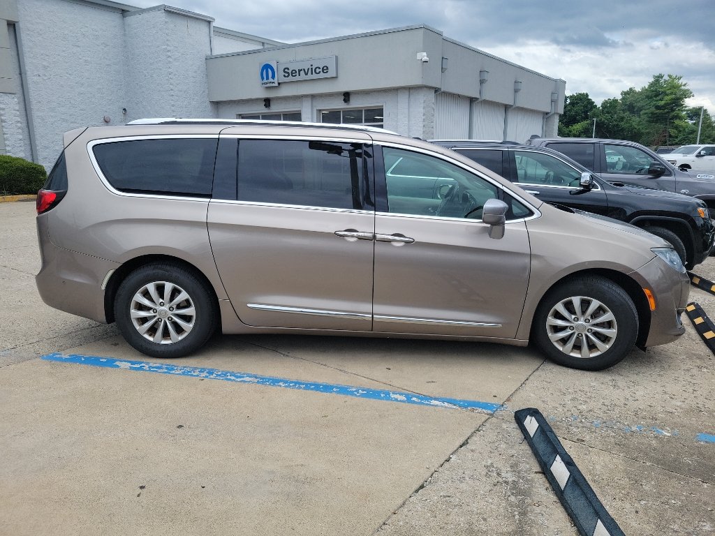Used 2018 Molten Silver Chrysler Touring L image 3