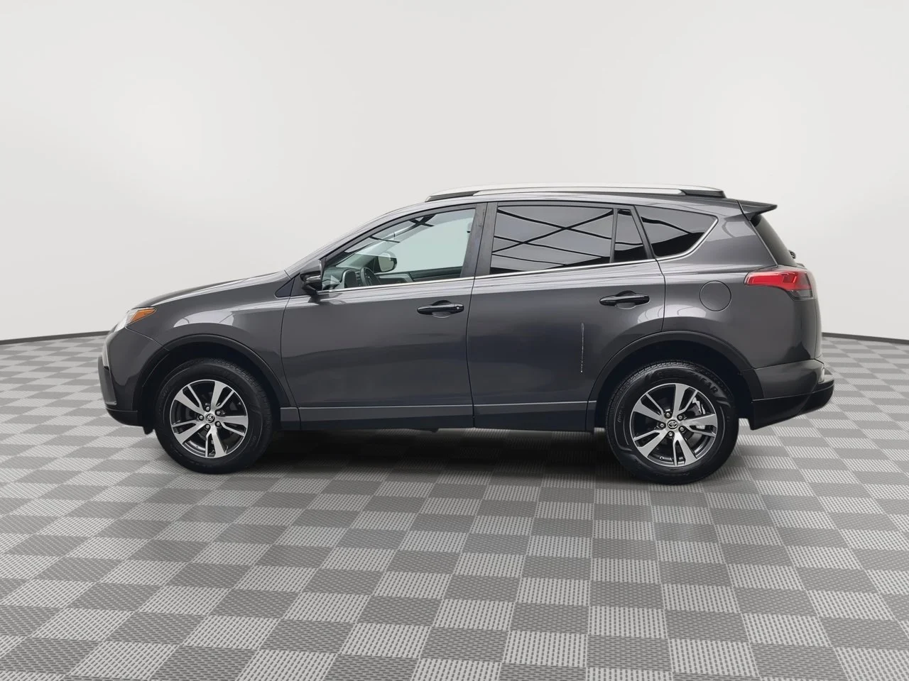 Used 2016 Gray Toyota XLE image 32