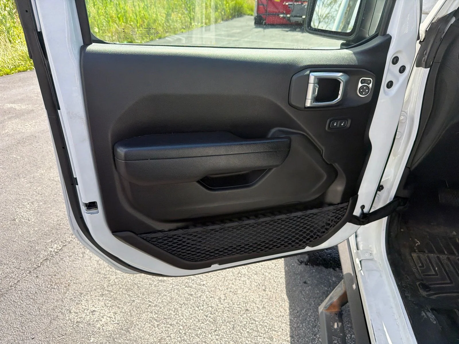 Used 2022 White Jeep Mojave image 12