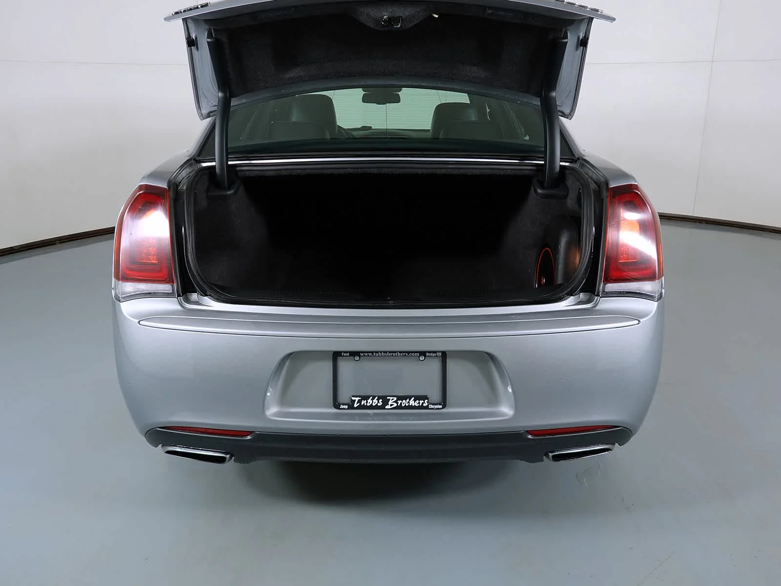 Used 2017 Billet Silver Metallic Clearcoat Chrysler 300S image 6