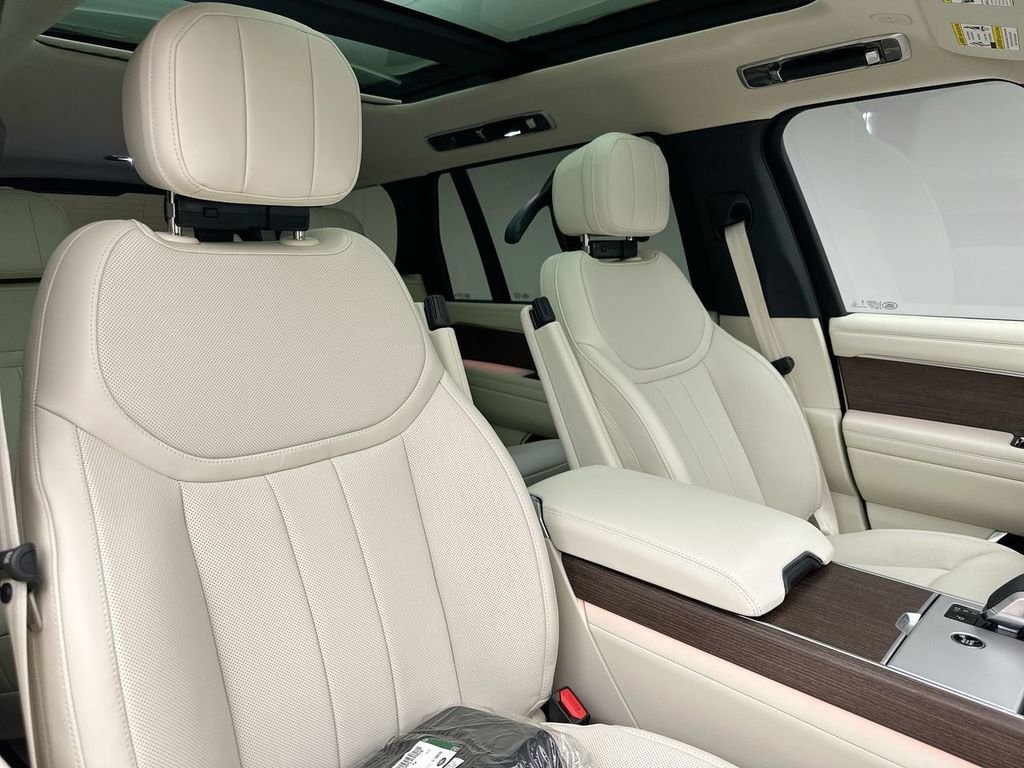New 2026 Santorini Black Land Rover SE image 6