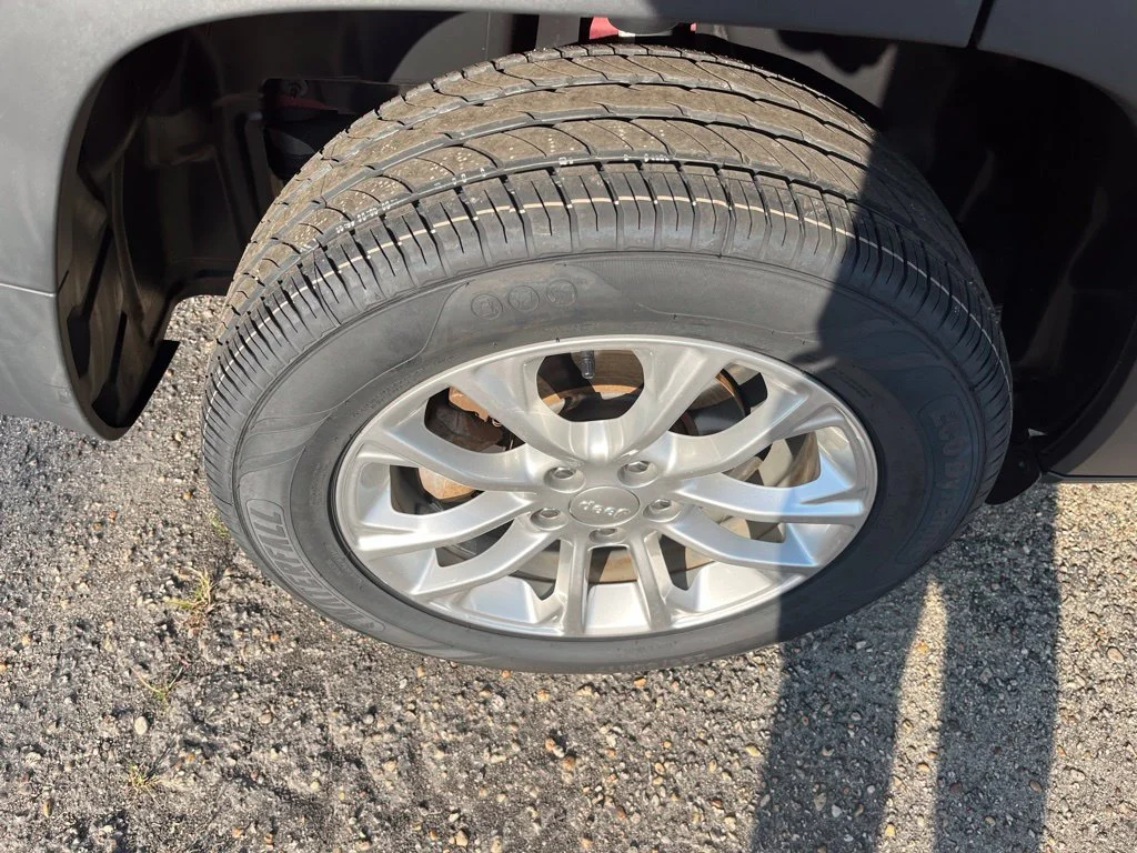 Used 2019 Red Jeep Latitude image 41