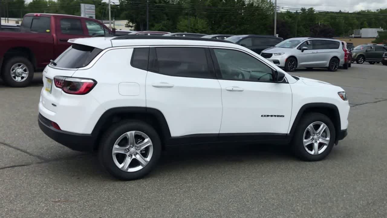 Used 2023 Bright White Clearcoat Jeep Latitude image 10
