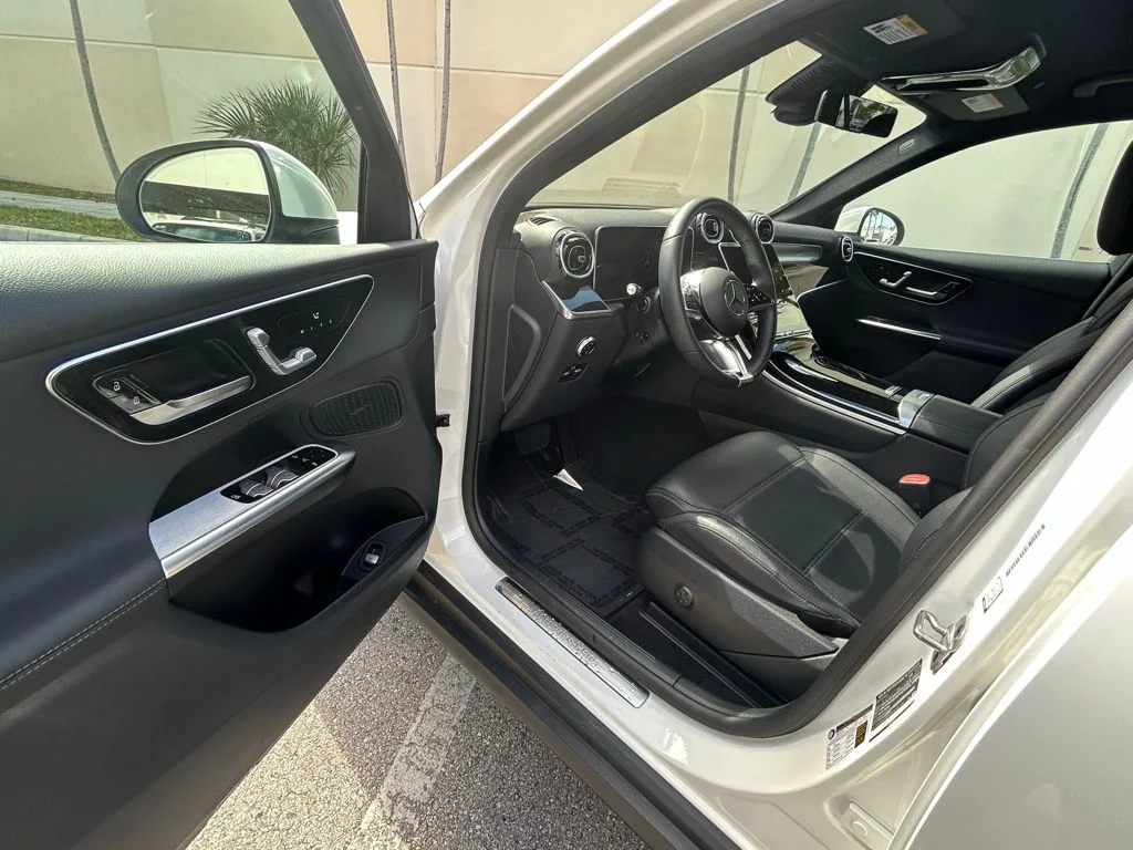 Used 2025  Mercedes-Benz GLC 300 image 15