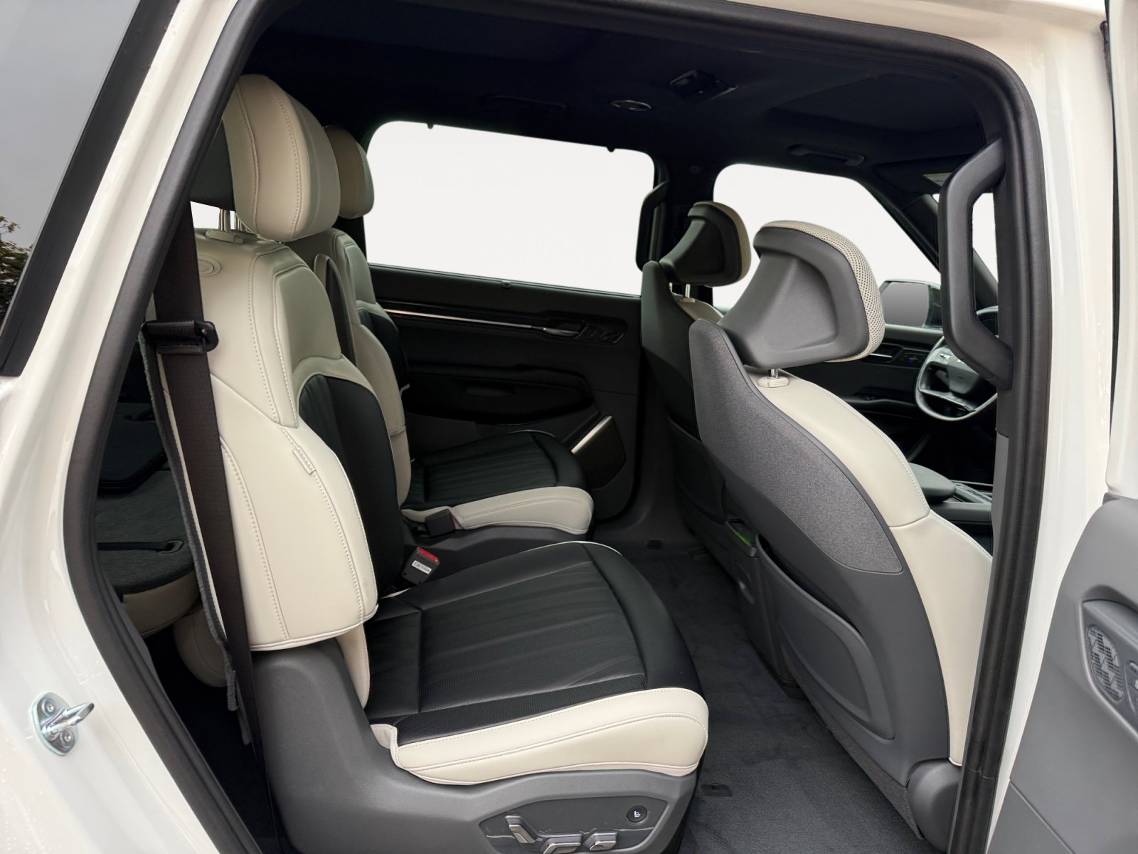Used 2024 Snow White Pearl Kia GT-Line image 18