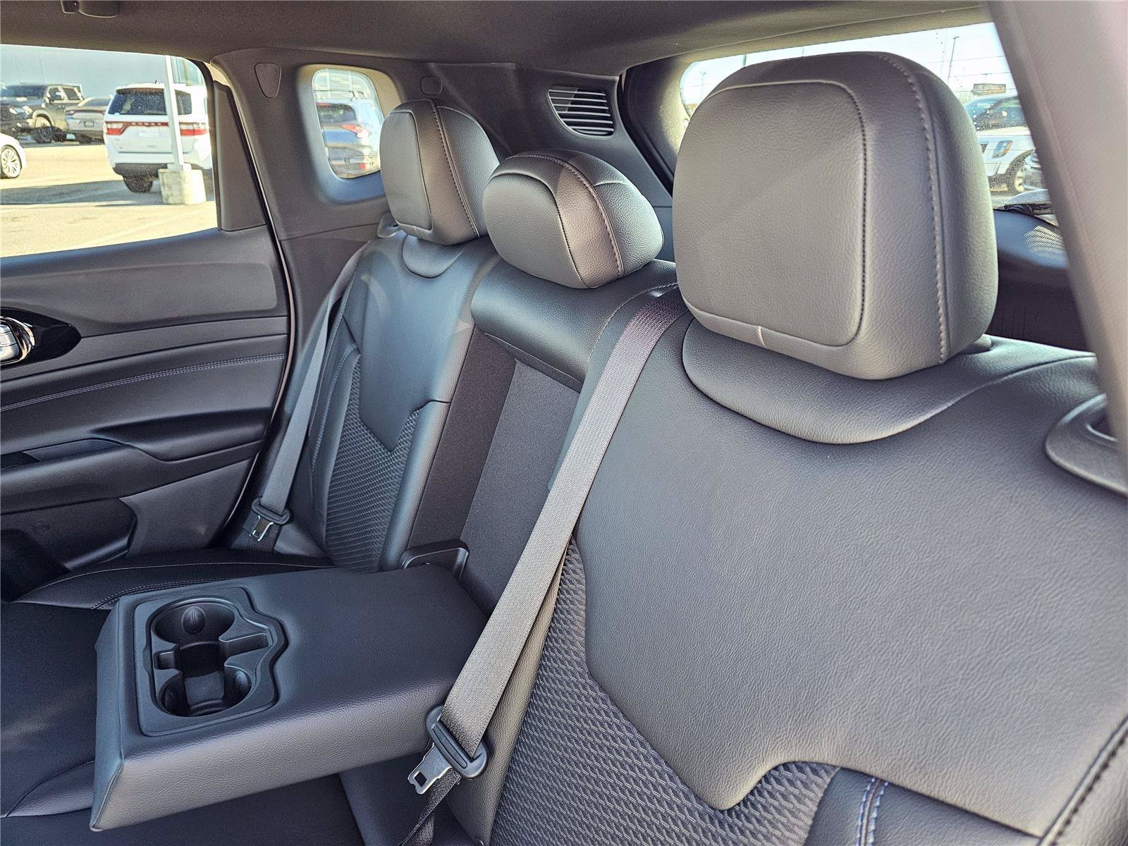 New 2026 Bright White Clearcoat Jeep Latitude Altitude image 31