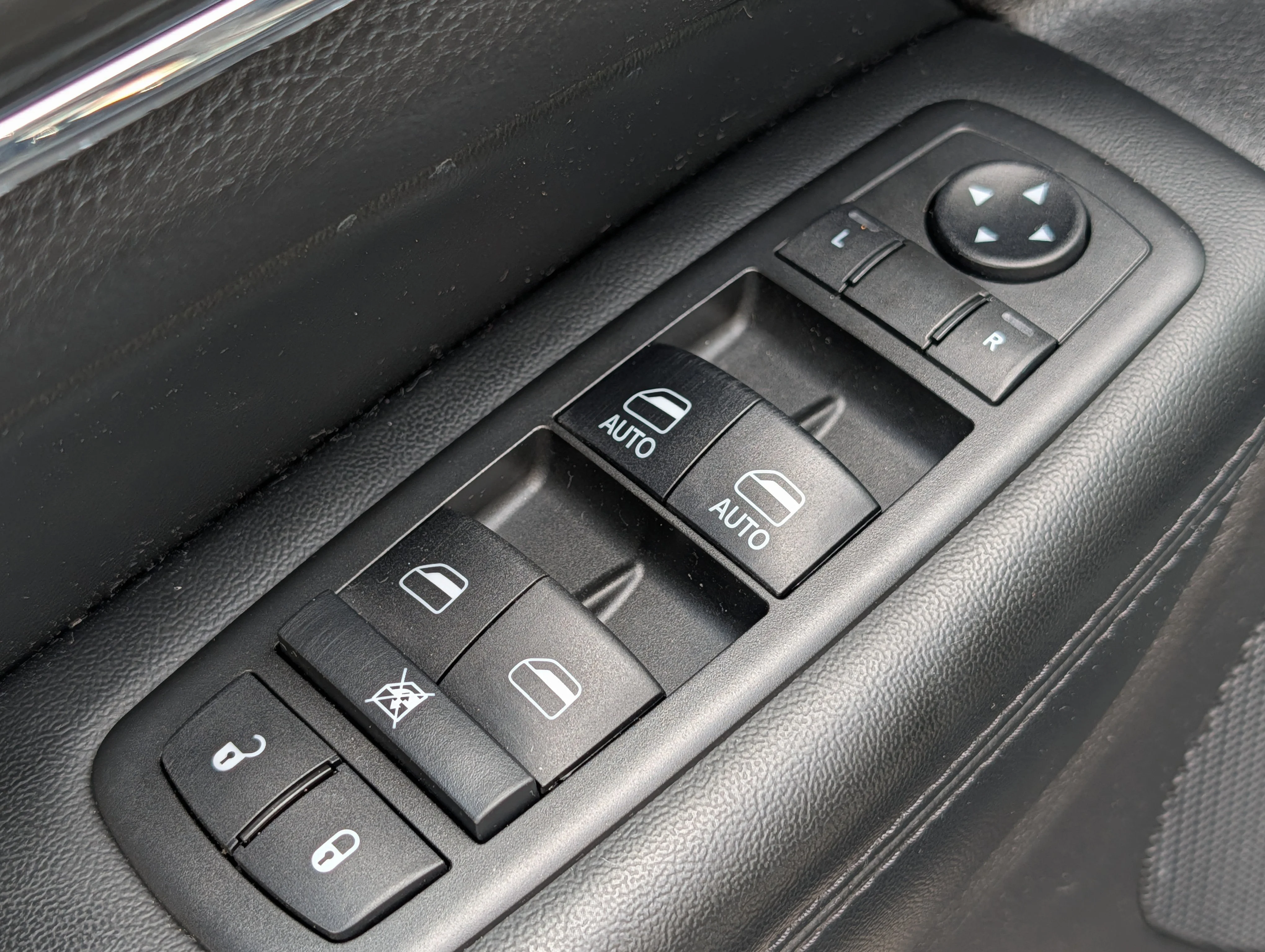 Used 2019 Diamond Black Crystal Pearlcoat Jeep Limited image 19