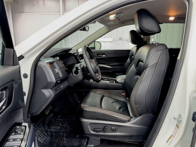 Used 2023 White Nissan SL image 12