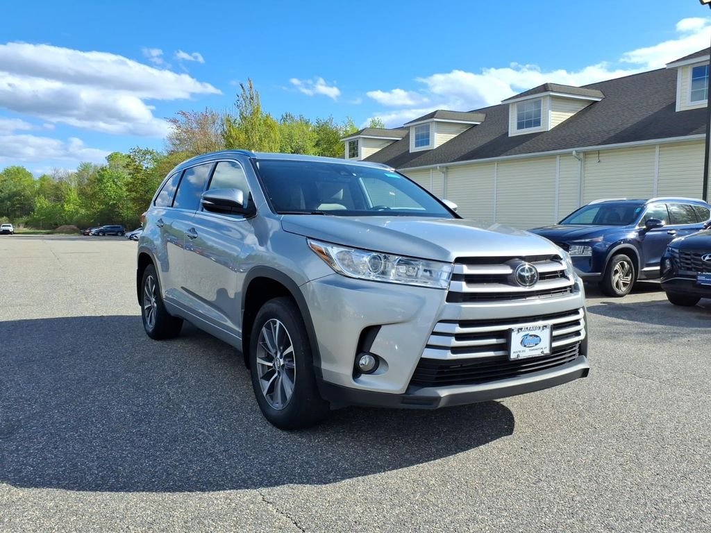Used 2018 Silver Toyota XLE image 3