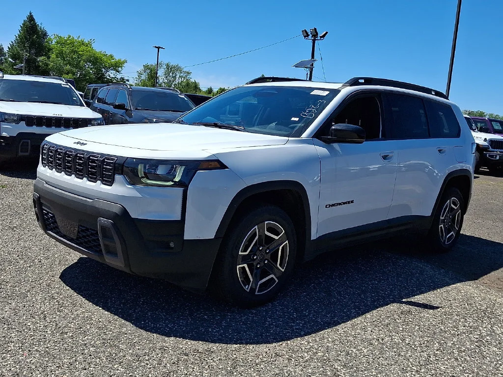 New 2026 Bright White Clear-Coat Exterior Paint Jeep Limited image 4